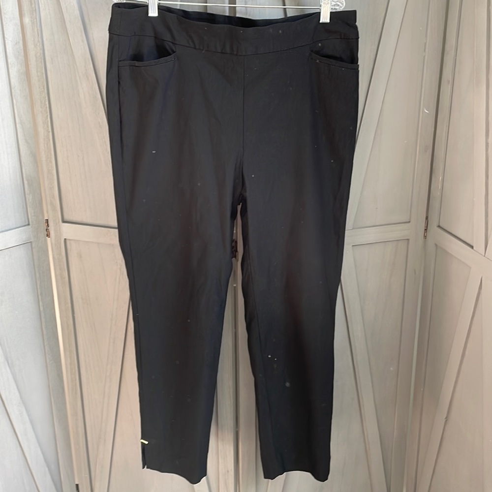 Black cropped trousers with gold color accent